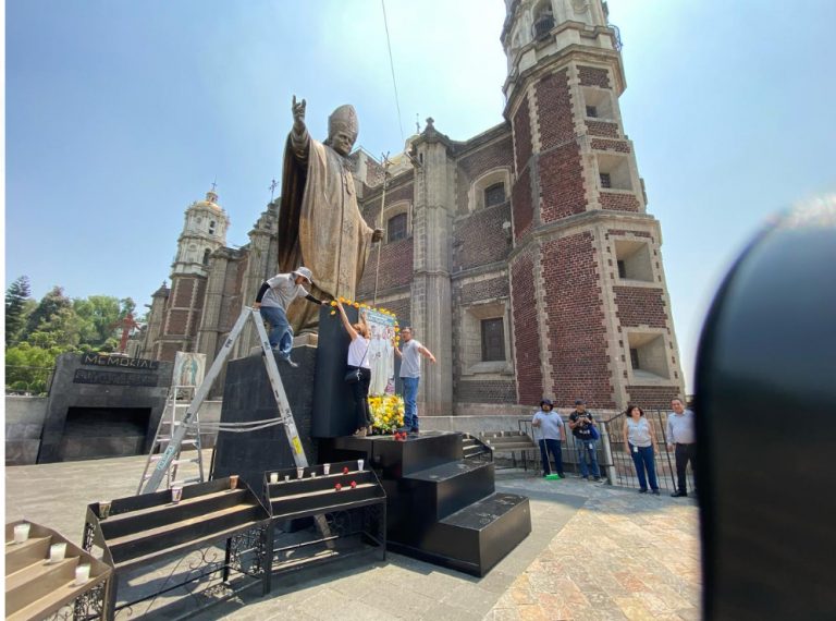 Instalan en la Basílica de Guadalupe un altar en memoria del Papa Francisco