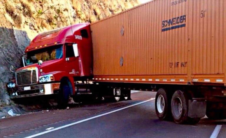 Conductor de tráiler pierde la vida tras ser baleado al intentar evitar asalto en autopista Chamapa-Lechería