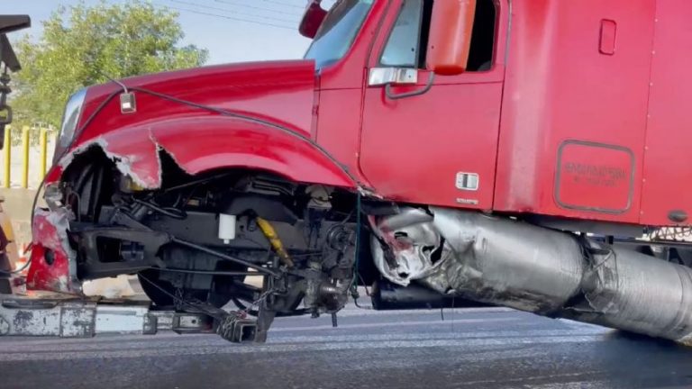 Caos vial en la México-Puebla por choque de tráiler y combi