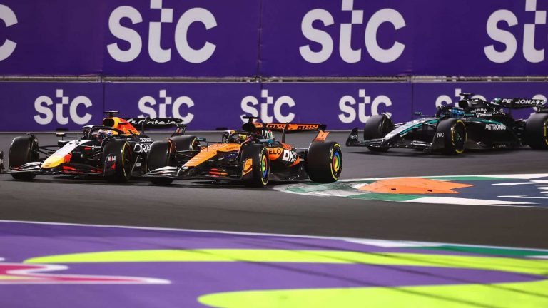 Piastri supera en duelo a Verstappen y gana GP de Arabia Saudita