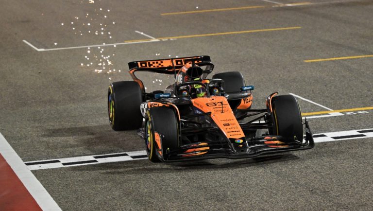Piastri gana GP de Bahrein, tras arrancada perfecta, seguido por Russell y Norris