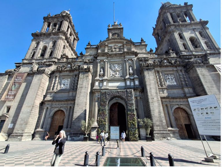 Repican las campanas de la Catedral Metropolitana en CdMx por la muerte del Papa Francisco