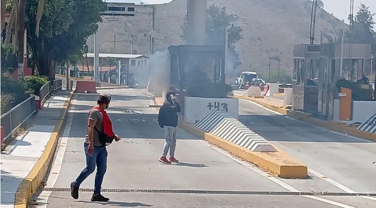 Normalistas vandalizan caseta de Autopista del Sol