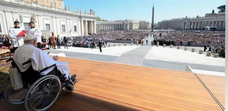 Papa Francisco se recupera y podría participar en Semana Santa: Vaticano