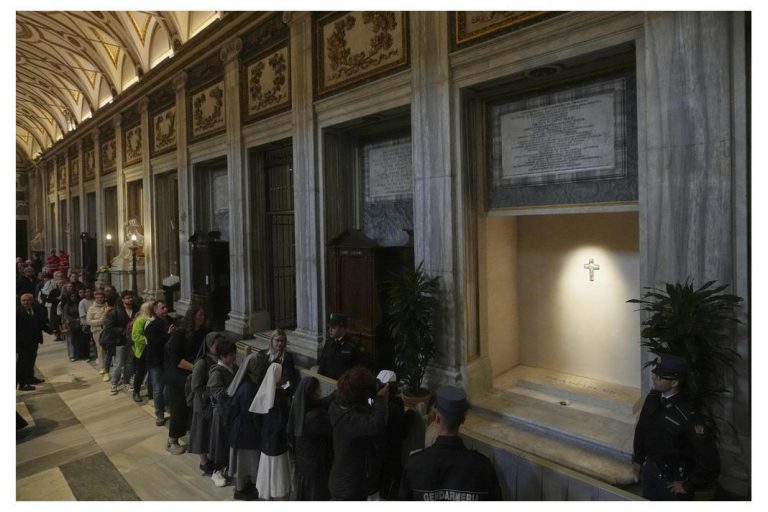 Miles de fieles visitan la tumba del papa Francisco en Roma