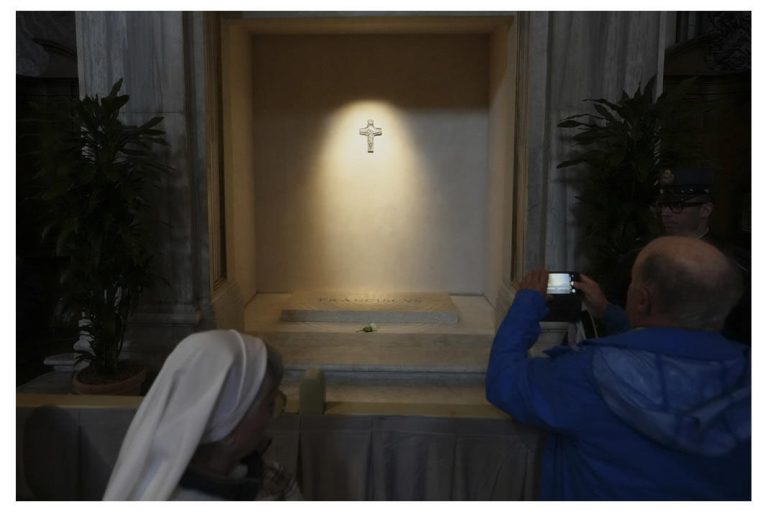 Abren a visitas la tumba del Papa, a la espera del cónclave