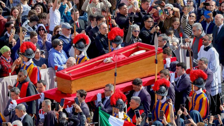 Féretro de papa Francisco llega a Basílica de San Pedro