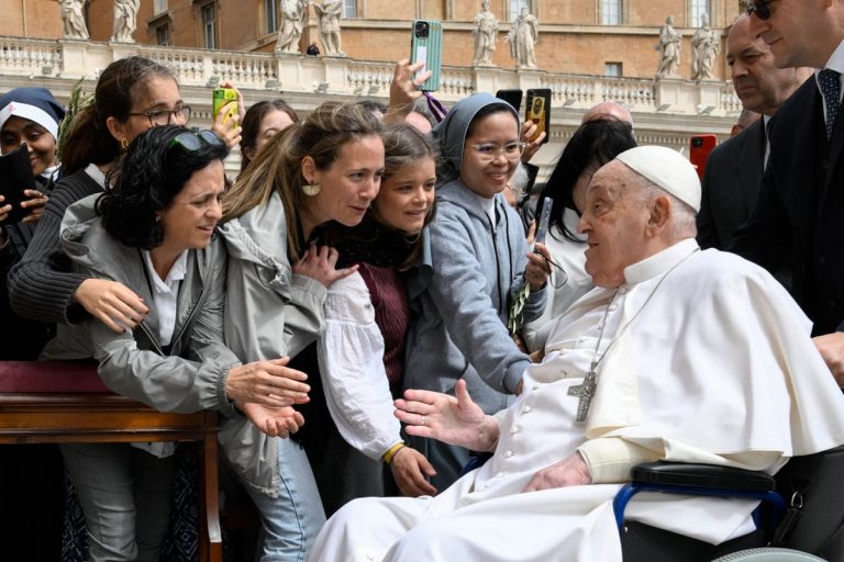 Papa Francisco acude a Plaza de San Pedro en Domingo de Ramos