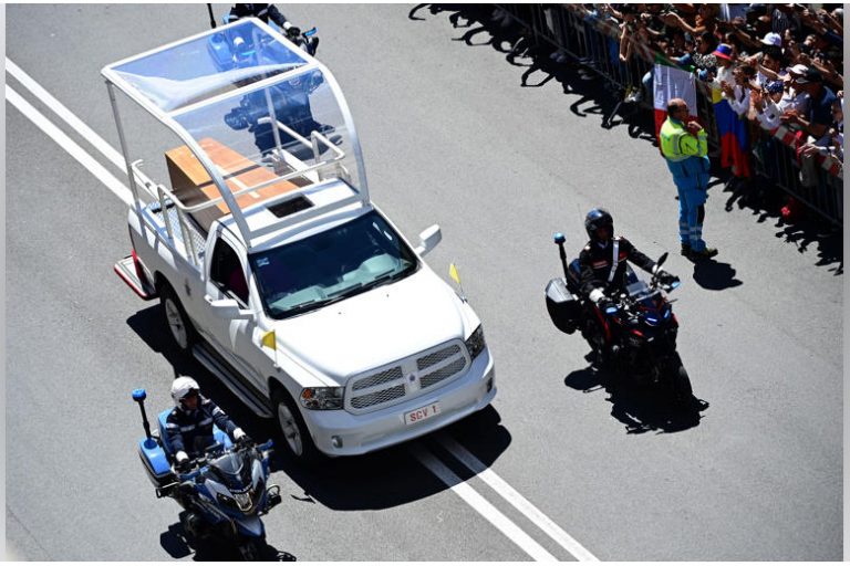 Papamóvil que trasladó restos de Francisco, un fue regalo de México