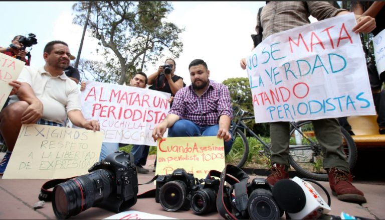 Proponen seguro de vida a periodistas tras muerte de fotoperiodistas, Berenice y Miguel