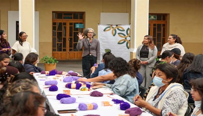 Con acción textil colectiva arranca la UAEMÉX actividades rumbo al 8M