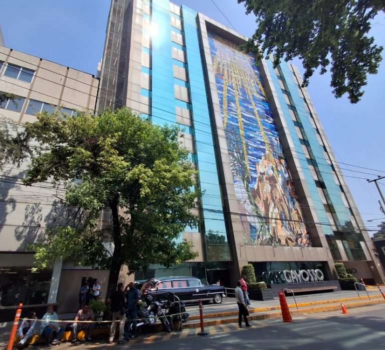 Al filo de las 13:00 horas saldrá el cortejo fúnebre con los cuerpos de Ximena y Pepe de la agencia funeraria