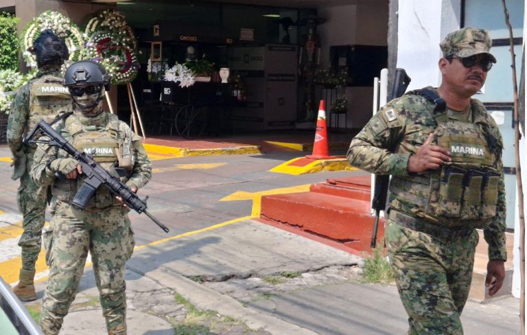 Operativo de seguridad por parte de Marina al exterior de la agencia funeraria