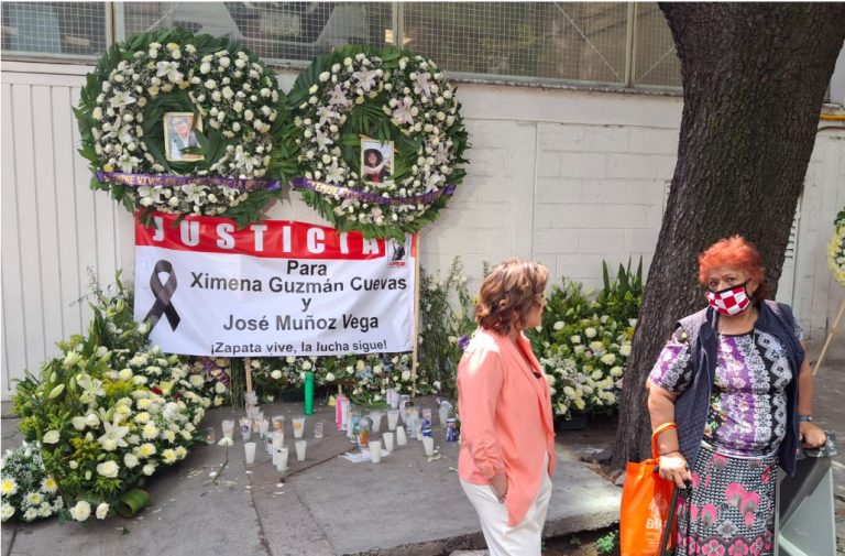 Capitalinos colocan altar en memoria de Ximena y Pepe