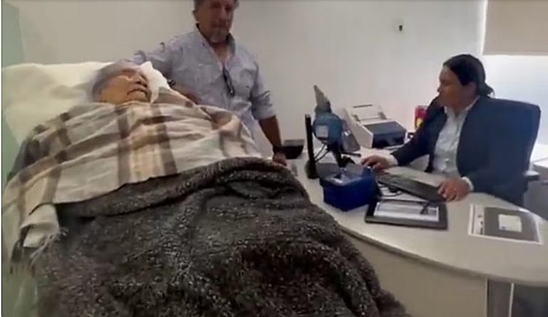En Oaxaca mujer de 96 años fue obligada a acudir en camilla al banco para comprobar su identidad