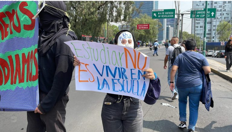 Estudiantes de la UNAM bloquean Insurgentes sur