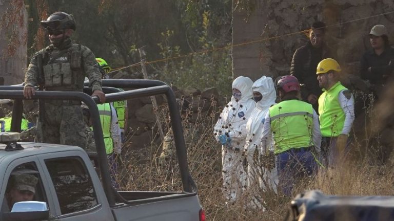 Descubren fosa clandestina con 15 cuerpos en casa de Irapuato