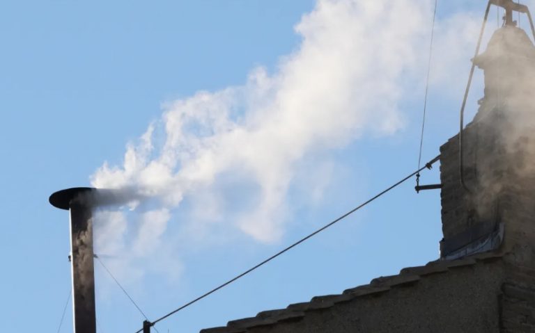 Humo blanco anuncia que la Iglesia Católica tiene nuevo Papa