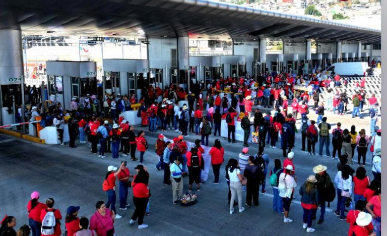 Maestros de la CNTE toman casetas de autopistas hacia la CDMX