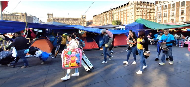 Sigue el arribó de profesores a la plancha del zócalo CdMx