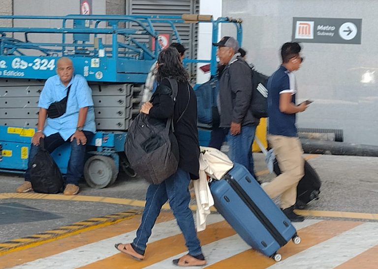 Usuarios del AICM arriban a pie, por el cerco policíaco y por presencia de maestros