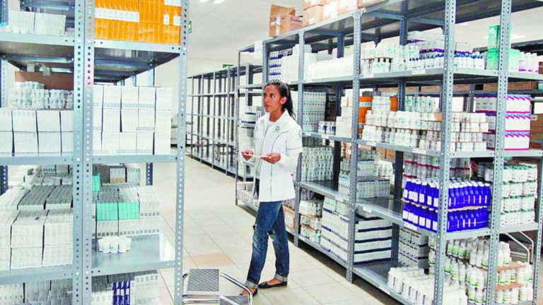 Salud revisa retrasos en firma de contratos de medicamentos