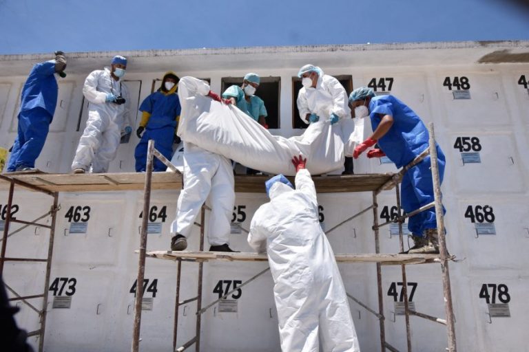 Por falta de material, médicos forenses acumulan cadáveres sin identificar en Incifo