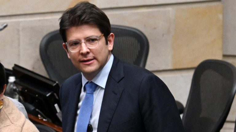 Aspirante presidencial opositor, Miguel Uribe, sufre atentado en Colombia