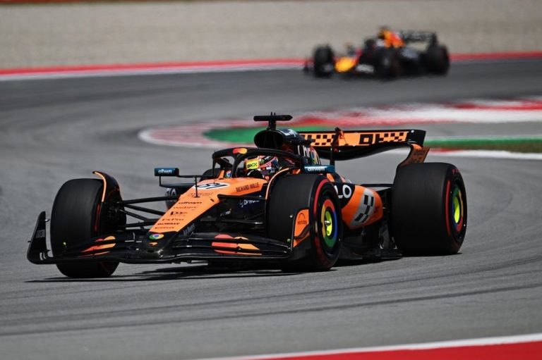 Piastri gana GP de España; Verstappen pierde la cabeza y termina décimo