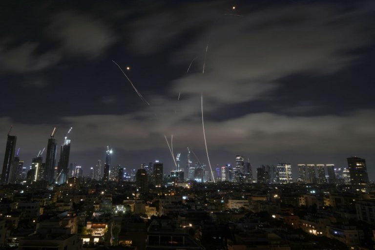 Israel destruye Ministerio de Defensa Iraní; suman más de 100 muertos