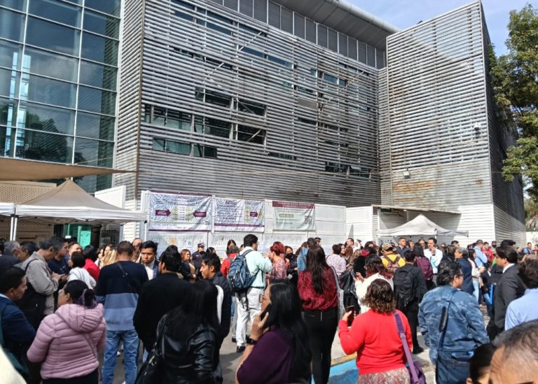 Nutrida manifestación al exterior de la Junta Federal de Conciliación y Arbitraje