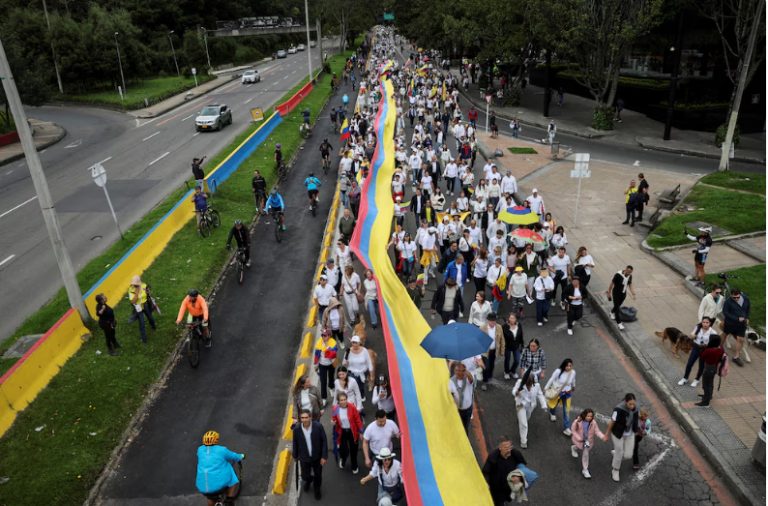 Iniciaron las marchas tras atentado a Miguel Uribe, precandidato presidencial en Colombia