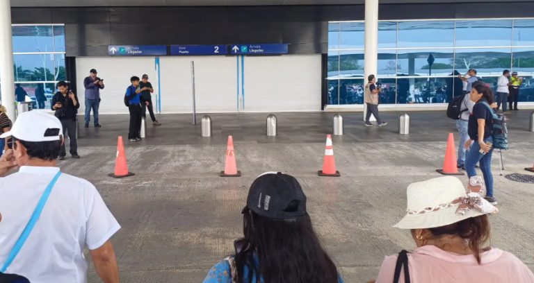 Movilización de maestros bloquea el aeropuerto de Mérida