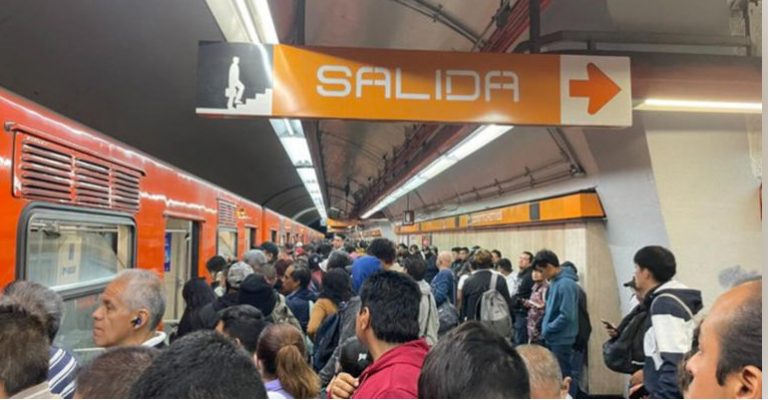 Colapso en la Línea 7 del Metro, reportan hasta 30 minutos de espera