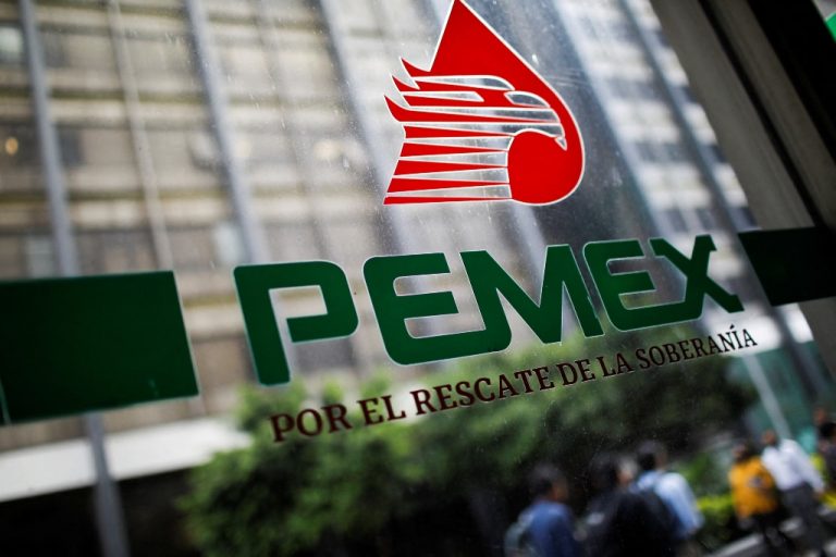 SAT embarga cuentas de proveedores en crisis por impagos de Pemex