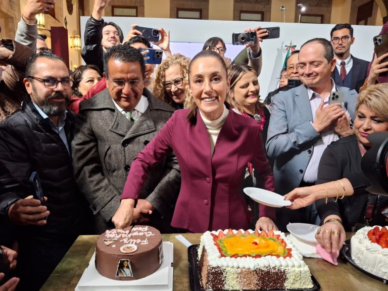Claudia Sheinbaum celebra su cumpleaños con pastel en la Mañanera del Pueblo