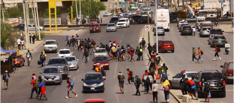 Al menos 15 mil migrantes están varados en México, tras veto de Trump