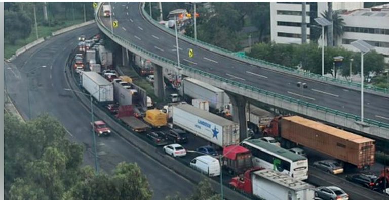 Tras bloqueo, el tráfico lento complica el paso en la México-Querétaro