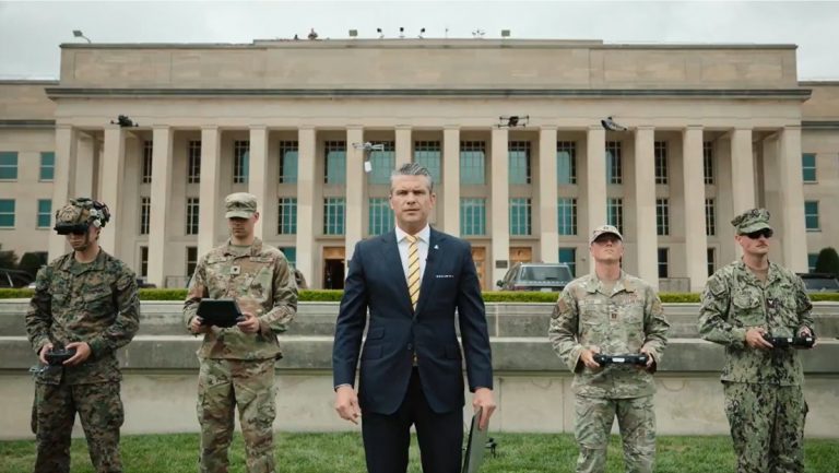 Jefe del Pentágono anuncia producción masiva de drones de combate