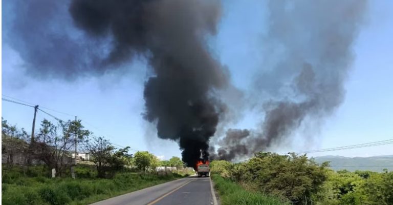Sujetos armados incendian al menos 5 tráileres de una minera, en Teloloapan, Guerrero