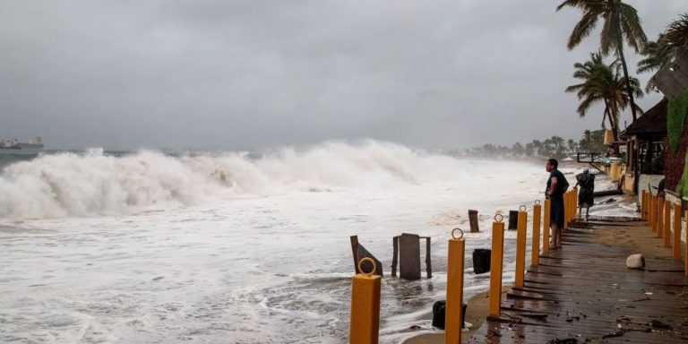 Alerta roja en México por oleaje peligroso y vientos huracanados en costas del país