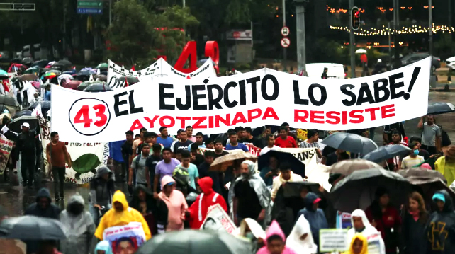 Familiares de los 43 estudiantes de Ayotzinapa exigen al Ejército documentos clave