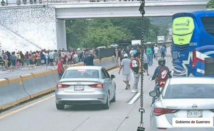Gobierno de Guerrero dialoga con inconformes del bloqueo, en la Autopista del Sol