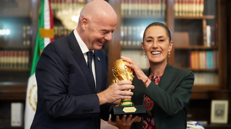 Sheinbaum recibe de Infantino Copa Mundial de Futbol en Palacio Nacional
