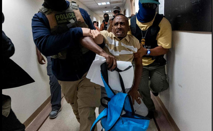 Gobierno de Trump reporta más de 300 mil indocumentados arrestados desde enero; «se acabaron las liberaciones»