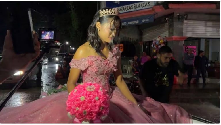 XV años de Isela Santiago: de reciclar basura y quedarse sin invitados a lujosos regalos, incluyendo un terreno