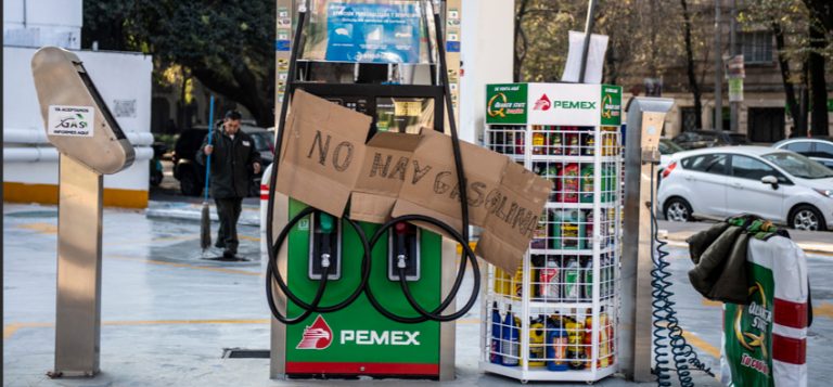 Pemex sufre daño inédito por el tope a las gasolinas