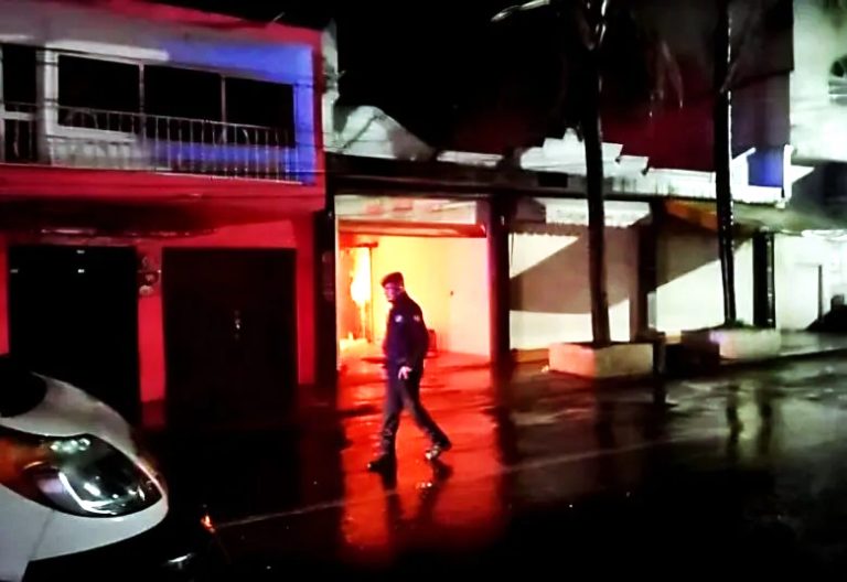 Incendian y balean casa de presidente municipal en Michoacán
