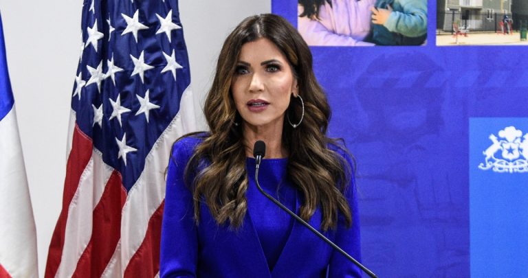 Un millón de migrantes salieron de EU, afirma Kristi Noem