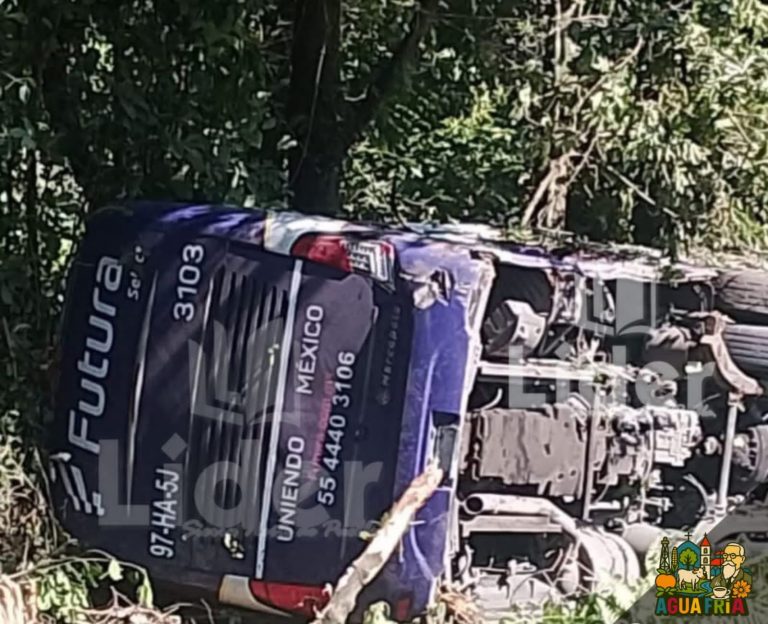 Vuelca autobús de pasajeros en carretera hacia Puebla